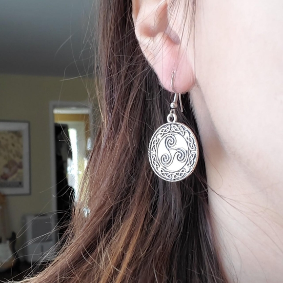 New Handmade Silver Celtic Triquetra Triangle Earrings - Picture 3 of 4